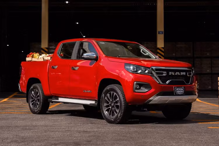  Ram 1200 2025 mới là mẫu xe chia sẻ nền tảng với những chiếc bán tải cỡ trung như Fiat Titano và Peugeot Landtrek, tất cả đều có chung nền tảng với xe bán tải Kaicene F70 và Changan của Trung Quốc.