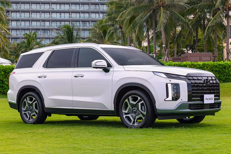 Với bản Prestige 6 chỗ cao cấp nhất, Hyundai Palisade được một đại lý ở khu vực Tp. HCM giảm 100 triệu đồng tiền mặt, tặng thêm bảo hiểm thân vỏ và bộ phụ kiện 13 món chính hãng. Tất nhiên, đây cũng là khuyến mãi dành cho xe số VIN 2023.