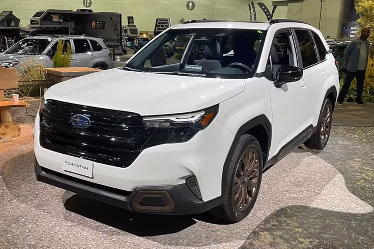 Nguyên mẫu thử nghiệm của Subaru Forester Hybrid 2025 mới đây đã bị các tay săn ảnh bắt gặp khi đang chạy thử trên đường phố. Chiếc xe thử nghiệm được nguỵ trang kĩ càng, nhưng nhìn hình ảnh có thể nhận thấy gần như không có bất kỳ thay đổi nào so với Subaru Forester 2025 vừa ra mắt.