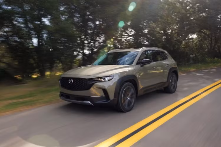 Mặc dù sử dụng hệ thống hybrid đến từ Toyota, nhưng các kỹ sư của Mazda đã hiệu chỉnh các chi tiết nhỏ nhất của hệ thống truyền động hybrid, chẳng hạn như phản hồi của bàn đạp ga để mang lại trải nghiệm lái kết nối và nhạy bén mà CX-50 đã làm rất tốt trước đó.
