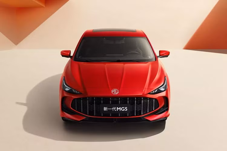 MG5 bản cập nhật vẫn được giữ nguyên kiểu dáng cơ bắp của phiên bản tiền nhiệm nhưng được thiết kế lại phần đầu và đuôi xe. Cụ thể, lưới tản nhiệt ở đầu xe được làm rộng hơn và viền đen bao quanh đã được loại bỏ.