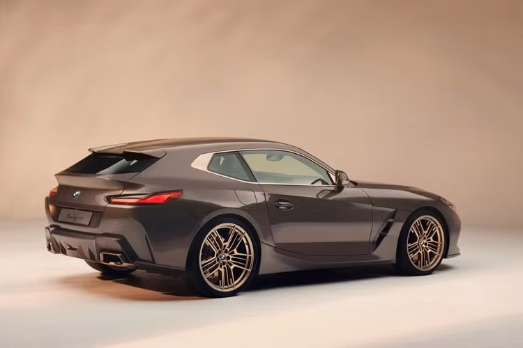 Với thân hình dựa trên Z4 Roadster, chiếc coupe được sơn màu độc đáo mang tên Sparkling Lario với các mảng kính màu xanh lam tương phản tuyệt vời với màu vàng trên bánh xe và các chi tiết trang trí. Nội thất được bọc toàn bộ bằng da sang trọng với hai tông màu xám nhạt trên bảng điều khiển và cửa trên và màu nâu Saddle bên dưới với những đường khâu táo bạo.