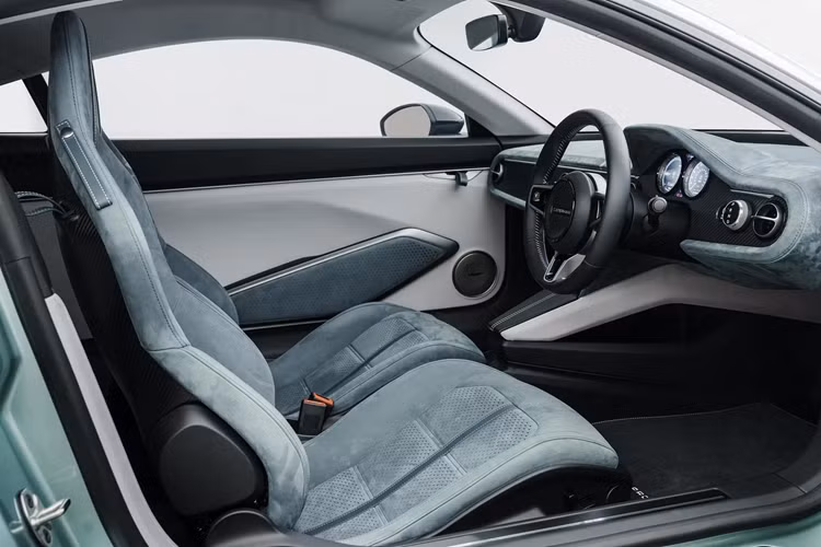 Việc giữ cho xe có khối lượng thấp là tiêu chí hàng đầu trong thiết kế của Caterham, thậm chí còn quan trọng hơn so với tiêu chí đạt công suất cao từ việc nhồi thêm nhiều hơn 1 mô-tơ điện hoặc đi được xa bằng pin dung lượng lớn.