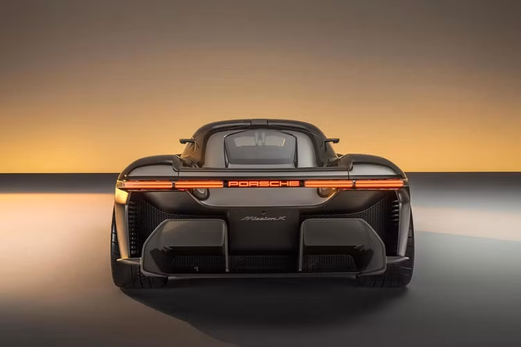Porsche muốn nó trở thành chiếc xe thuộc diện chạy hợp pháp trên đường (không phải xe đua chạy track) có thể hoàn tất một vòng quanh đường đua Nurburgring Nordschleife trong thời gian nhanh nhất.