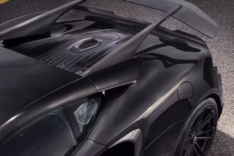 Các chi tiết trang trí bằng carbon cho khe hút gió trên chắn bùn trước quý giúp nâng cao kiểu dáng thể thao của Artura. Kết hợp với bộ Bodykit thể thao chính là bộ mâm độ MC3 với khóa tâm center lock dành cho McLaren Artura mang đến sự kết hợp hoàn hảo giữa thiết kế sang trọng và kết cấu nhẹ.