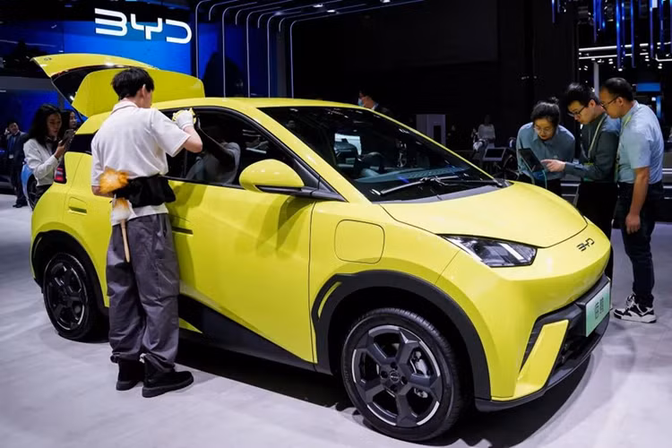Trước năm 2021, lợi nhuận ròng trên mỗi chiếc ôtô của BYD thực sự là âm. Mặc dù lợi nhuận trên mỗi ô tô năm ngoái tương đối thấp nhưng vẫn cao hơn đáng kể so với mức 5.600 NDT (tương đương khoảng 750 USD) trên mỗi ôtô vào năm 2022.