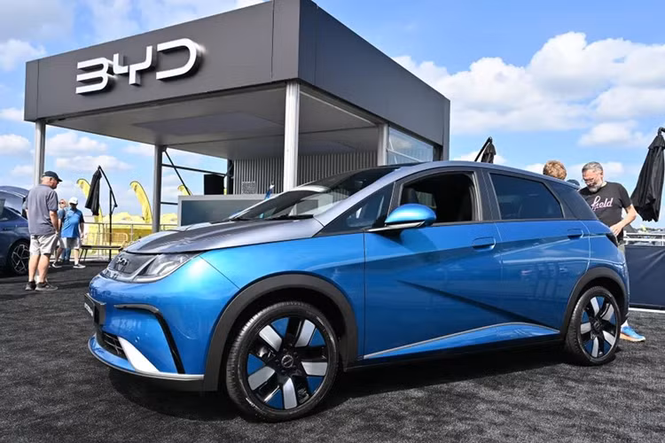 Kể từ đầu năm nay, BYD đã tung ra chiến lược kinh doanh mới là bán xe có giá niêm yết thấp hơn hẳn so với các xe xăng và diesel cùng cỡ trên thị trường. Kết quả, doanh số tháng 3 của hãng đạt 302.459 xe, mức cao thứ nhì trong lịch sử kinh doanh của hãng.