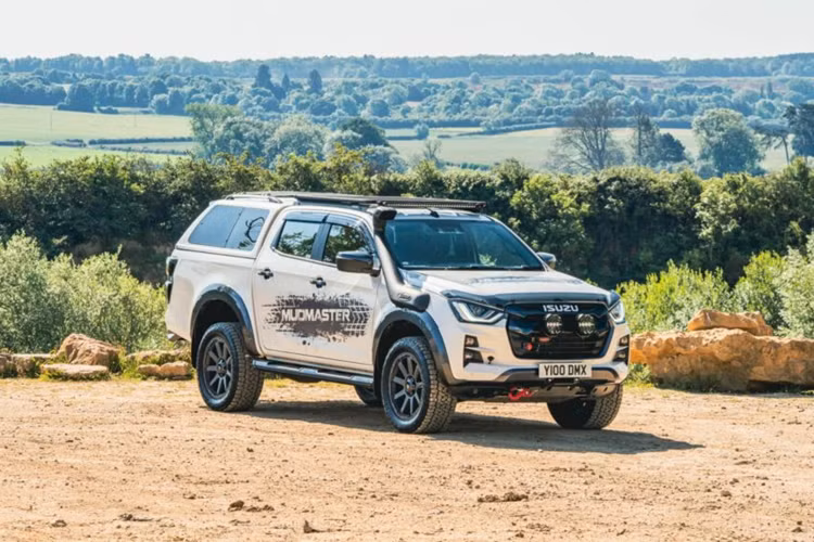 D-Max phiên bản nâng cấp đã có mặt ở các thị trường từ cuối năm 2023, Isuzu UK vẫn tiếp tục tung ra các phiên bản đặc biệt của thế hệ cũ. Hãng xe này đã giới thiệu phiên bản địa hình Isuzu D-Max Mudmaster 2024 mới với trang bị một số phụ kiện để tăng cường khả năng Off-road.