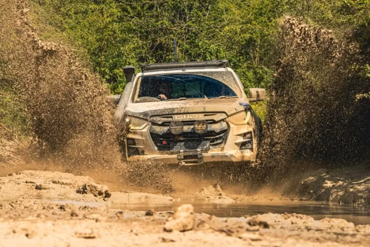 Mẫu xe cũng được trang bị bánh xe hợp kim Hurricane 20 inch bọc trong lốp Toyo Open Country A/T III. Nhằm tăng khả năng vượt địa hình, xe còn được trang bị hệ thống treo địa hình Pedders giúp tăng khoảng sáng gầm xe thêm 45 mm.