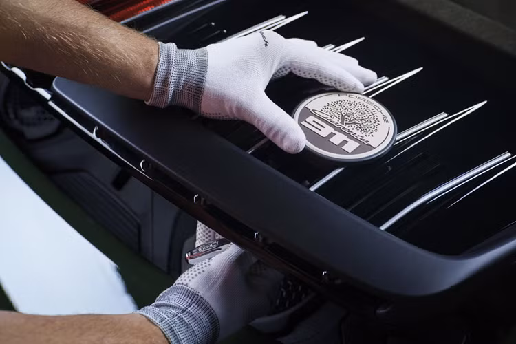 Các trang bị tiêu chuẩn bao gồm hệ thống đánh lái bánh sau và Hệ thống treo chủ động của Porsche (PASM) với khoảng sáng gầm xe thấp hơn 10 mm. Đối với Phiên bản Cuarenta, Sonderwunsch đã chế tạo riêng màu sơn Quercusverde gợi nhớ đến sắc thái rất đặc biệt của lá cây sồi.