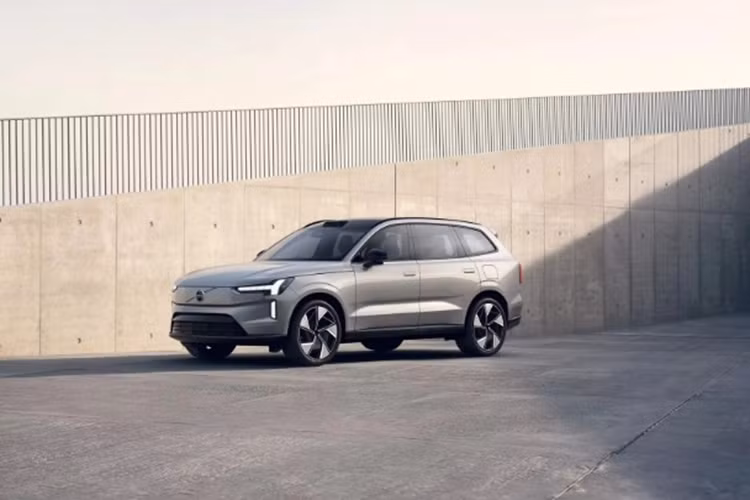 Sau khi ra mắt, mẫu xe SUV điện Volvo EX60 2025 sẽ cạnh tranh cùng với BMW iX3 và phiên bản điện hóa của Mercedes-Benz GLC, dự kiến ra mắt lần lượt vào năm 2025 và 2026.