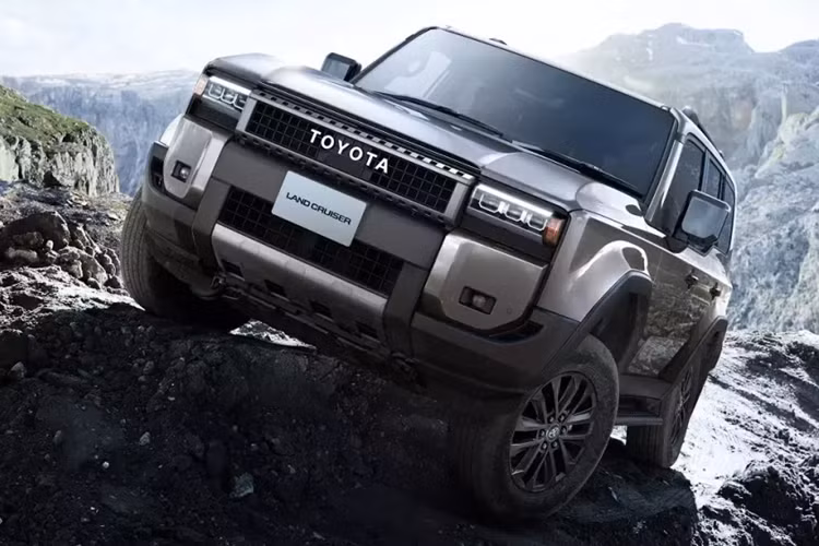 Không có gì ngạc nhiên khi Toyota Land Cruiser Prado 2024 dành cho Nhật Bản sở hữu ngoại hình giống với xe ở Bắc Mỹ và châu Âu. Được phát triển dựa trên cơ sở gầm bệ TNGA-F, mẫu xe này sở hữu kích thước dài x rộng x cao lần lượt là 4.925 x 1.980 x 1.870 mm và chiều dài cơ sở 2.850 mm.