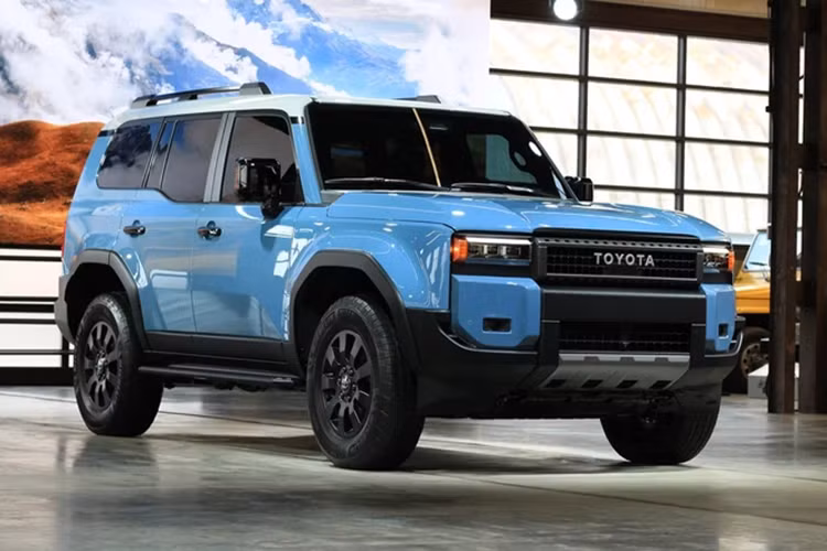 Trong khi đó, gói Toyota Teammate ADAS phức tạp hơn chỉ dành cho các bản cao cấp. Giá xe Toyota Land Cruiser Prado 2024 tại Nhật Bản sẽ dao động từ 5,2 - 7,85 triệu Yên (khoảng 853 triệu đến 1,28 tỷ đồng). Xe có 2 cấu hình nội thất là 5 chỗ và 7 chỗ ngồi.