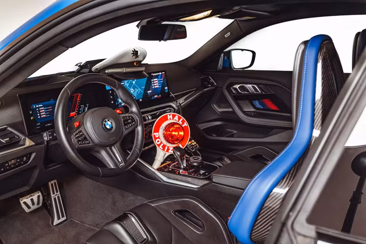 Để tăng cường diện mạo ngoại thất, xe còn có hệ thống treo có thể điều chỉnh AC Schnitzer RS hạ thấp xe xuống 25-35 mm trong khi vẫn cung cấp tỷ lệ nén và phục hồi có thể điều chỉnh hoàn toàn. M2 nhận được bản nâng cấp hiệu suất mạnh mẽ nhất trong danh mục của AC Schnitzer.