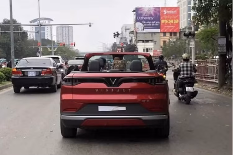 Không rõ VinFast thực sự giới thiệu phiên bản mui trần cho VF8 hay chỉ là chiếc xe phục vụ cho mục đích trưng bày nào đó giống như hồi tháng 7/2023.