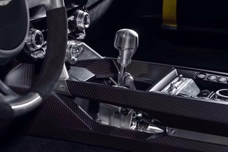 Tương tự nhiều mẫu siêu xe khác của Aston Martin, xe cũng có rất nhiều chi tiết được làm từ sợi carbon. Hãng cho biết các kỹ sư đã cải thiện cảm giác sang số bằng một núm xoay có trọng số mới dành riêng cho Valiant.