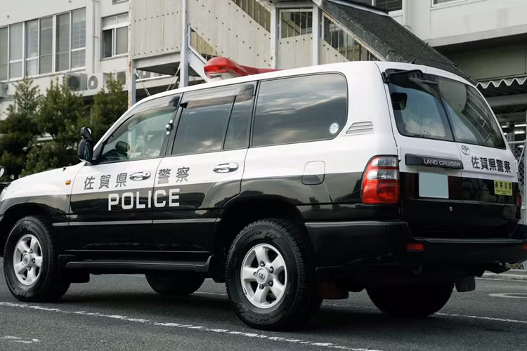 Đến mùa đông, những chiếc SUV này sẽ bổ sung xích tuyết để di chuyển. Theo Toyota Nhật Bản, những chiếc xe cảnh sát này tương đối hiếm và xe sẽ phục vụ ở các địa danh du lịch. Toyota Land Cruiser J100 huyền thoại được sản xuất từ đầu năm 1998 đến giữa năm 2007. Chiếc xe trong bài thuộc phiên bản nâng cấp trong dòng xe này.