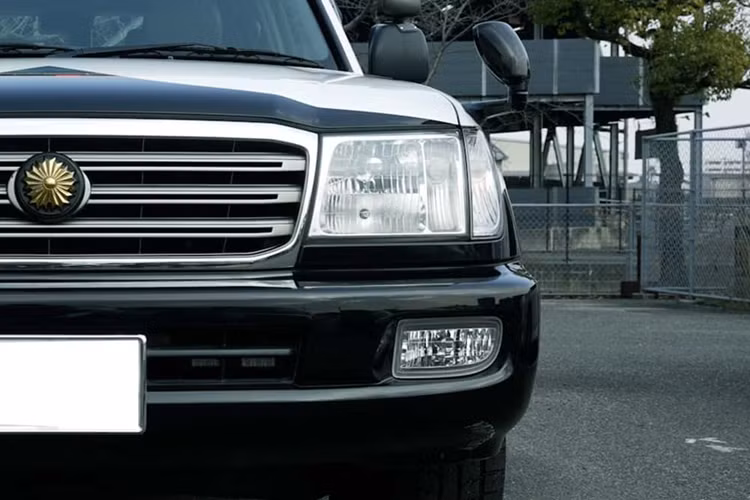 Các nâng cấp của Land Cruiser xe cảnh sát xuất hiện trong nội thất với các nút điều khiển còi, đèn, bổ sung thêm bình chữa cháy phía trước ghế phụ. Trong hộc đựng găng tay phía trước ghế phụ có đặt con dao nhỏ để chặt cành những cây mọc ven đường.