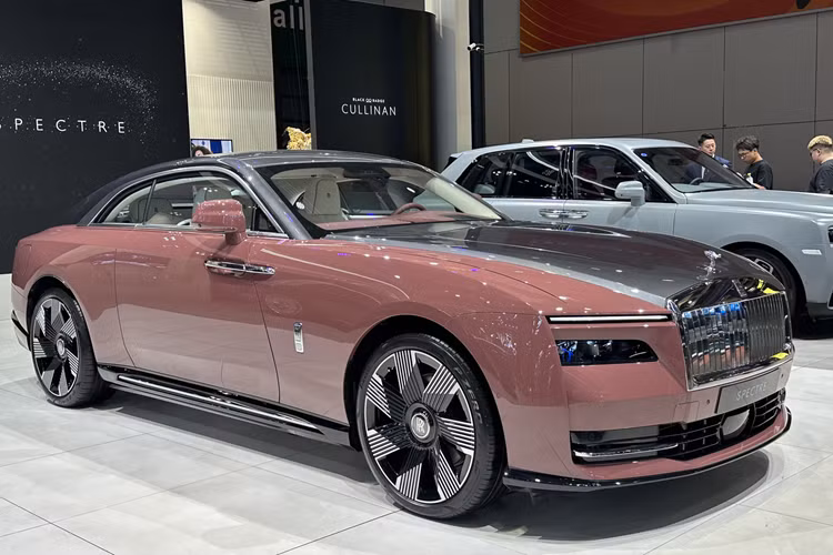 Khác với những chiếc xe Rolls-Royce mà Tunku Idris Iskandar Ismail sở hữu trước đó được mệnh danh "uống xăng như nước lã", như Cullinan, Wraith, Ghost hay Phantom, mẫu xe Spectre có mức tiêu thụ xăng 0 lít/100 km, lý do vì nó là 1 mẫu xe thuần điện. 