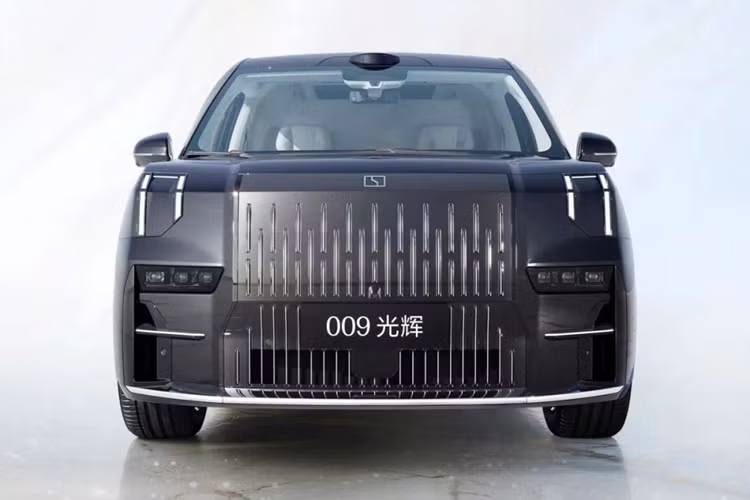Phiên bản tiêu chuẩn cũng có công suất lên tới 536 mã lực, cho phép tăng tốc từ 0-100 km/h trong 4,5 giây. Sau khi ra mắt vào ngày 19/4, Zeekr 009 Grand sẽ được trưng bày trước công chúng tại Triển lãm Auto China 2024 hay còn gọi Triển lãm ô tô Quốc tế Bắc Kinh 2024, diễn ra từ 25/4 đến 4/5/2024.