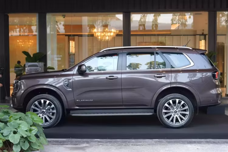 Tại thị trường Thái Lan, Ford Everest Platinum 2024 có 5 màu sắc ngoại thất là bạc, xám, đen, nâu và trắng. Tuy nhiên, hãng Ford chỉ phân phối đúng 350 chiếc xe này ở xứ sở Chùa vàng.Theo kế hoạch, xe sẽ chính thức ra mắt thị trường Việt Nam trong tháng 3 này.