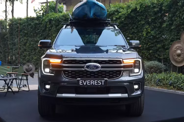 Trong khi đó, hệ thống đèn của mẫu SUV hạng trung này được chia thành các vùng khác nhau. Tính năng này cho phép người lái bật đèn bên ngoài xe theo vùng để phục vụ các hoạt động ngoài trời vào buổi đêm khi cần.