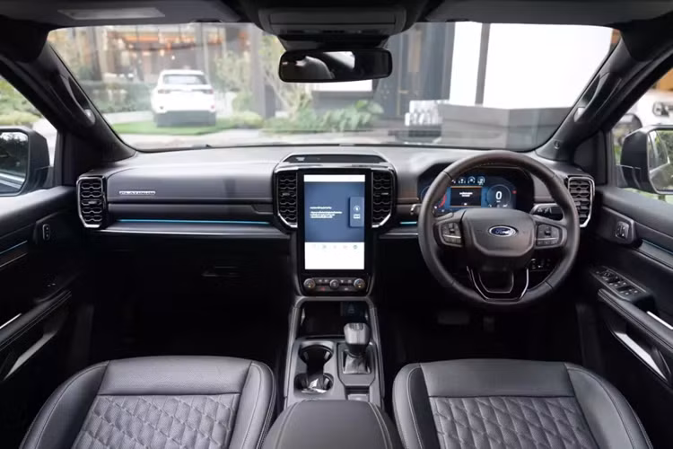 Bên trong Ford Everest Platinum 2024 là không gian nội thất rộng rãi, cao cấp và tiện nghi hơn. Ghế của xe được bọc da và khâu hình quả trám trong khi mặt táp-lô có chi tiết ốp gỗ.