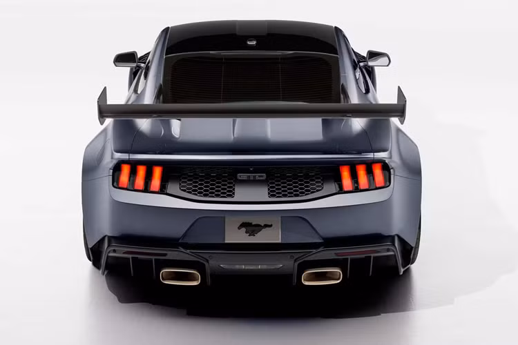 Mức giá 325.000 Đô cho Mustang GTD là một con số khiến nhiều người chơi xe phải phân vân vì với tầm giá này, người dùng hoàn toàn có thể lựa chọn mua những mẫu siêu xe hàng đầu như Ferrari F8 Tributo.