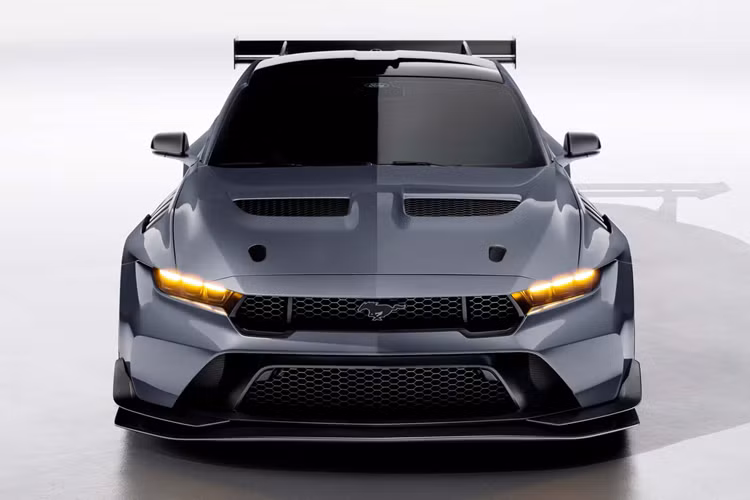 Ford chưa công bố số lượng xe bán dự kiến nhưng theo ước tính, rất có thể thương hiệu sẽ sản xuất khoảng 1000 chiếc. Phiên bản đường phố của chiếc xe đua Mustang GT3 này có động cơ V8 dung tích 5.2 lít siêu nạp, công suất đầu ra có thể lên tới 800 mã lực.