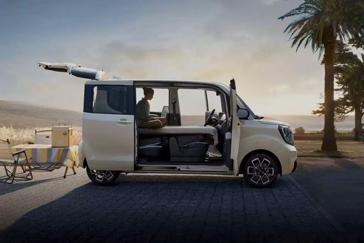 Trong khi đó, gói Style có đèn pha chiếu sáng, đèn hậu LED kết hợp và nhiều trang bị tiện ích hiện đại khác. Cung cấp “sức mạnh” cho Kia Ray EV 2025 là cụm pin 35,2 kWh, cung cấp phạm vi hoạt động khoảng 205 km sau mỗi lần sạc đầy. Nếu chạy trong chạy thành phố, xe có thể di chuyển được quãng đường lên đến 233 km.