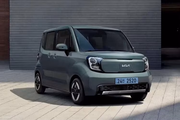 Thương hiệu Kia gần đây đã chính thức giới thiệu mẫu xe điện mini Ray tại thị trường Hàn Quốc với mức giá cực kỳ hấp dẫn. Theo đó, mức giá xe Kia Ray EV 2025 khởi điểm từ 20.500 USD (khoảng 507 triệu đồng), không thay đổi so với phiên bản hiện hành nhưng lại được bổ sung thêm nhiều trang bị mới.
