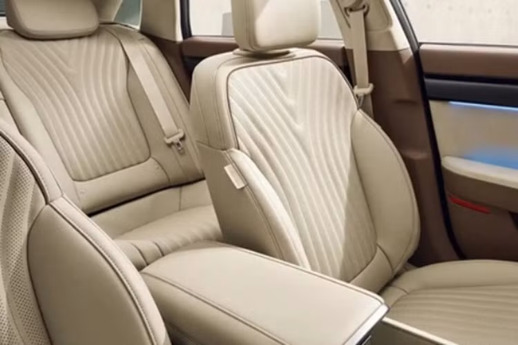 Về trang bị an toàn, Hyundai Grandeur 2025 sẽ được trang bị thêm tính năng hỗ trợ giữ làn cấp độ 2, giúp cải thiện khả năng bám làn đường và mở rộng tầm quan sát của camera trước.