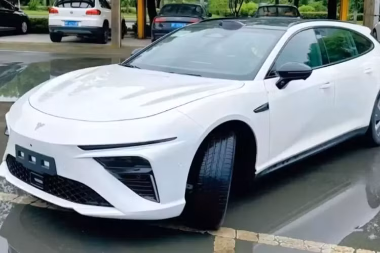 Là biến thể sedan, S wagon sử dụng tay nắm cửa có thể thu vào giúp giảm hệ số cản. Nhìn chung, Neta S Wagon vẫn có kiểu dáng rất phù hợp với mẫu sedan S. Tuy nhiên, mọi thứ thay đổi sau trụ C.