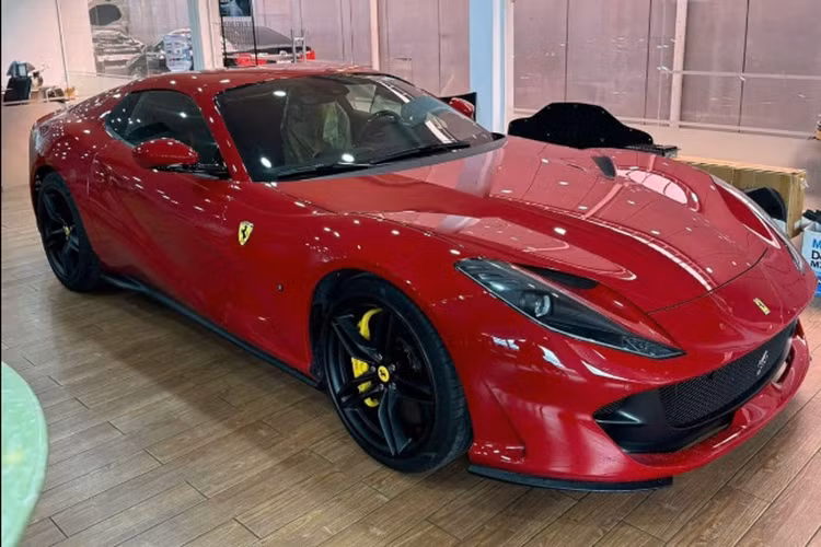 Đến nay, thông tin về chiếc Ferrari 812 GTS Rossa 70th Anniversary màu độc này đã dần được hé lộ. Cụ thể, siêu xe mui trần Ferrari 812 GTS vừa về thị trường Việt Nam sở hữu màu sơn đỏ Rosso 70th Anniversary trị giá gần 12.500 USD (tương đương khoảng 310 triệu đồng).