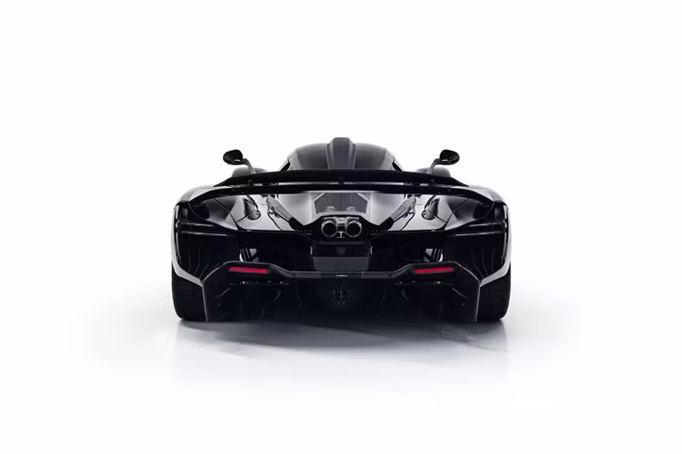 Buồng lái của xe có thể ngồi được hai người lớn với ghế ngồi, vô lăng và bàn đạp đều có thể điều chỉnh để có được sự vừa vặn phù hợp. Việc sản xuất sẽ tiếp tục với tối đa chỉ dưới 20 xe mỗi năm trong bốn năm tới. Mức giá xe Praga Bohema từ 1,36 triệu Euro (1,43 triệu USD - hơn 33,9 tỷ đồng theo tỷ giá hối đoái hiện tại).