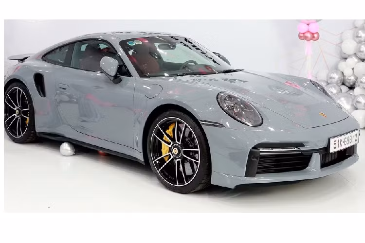 Porsche 911 Turbo S đời 992 được trang bị khối động cơ 6 xy-lanh, dung tích 3.8 lít, tăng áp kép, sản sinh công suất tối đa 640 mã lực và mô-men xoắn cực đại 800 Nm.