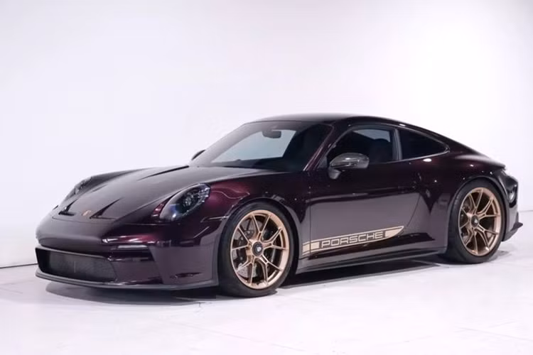 Trên nền tảng giao dịch xe cũ Grand Prix Motors, một chiếc Porsche 911 GT3 Touring odo 2500 km đang thu hút sự chú ý khi được rao bán với mức giá lên đến 299.900 USD (7,28 tỷ đông), tức gần gấp đôi so với mức giá niêm yết của mẫu xe này.