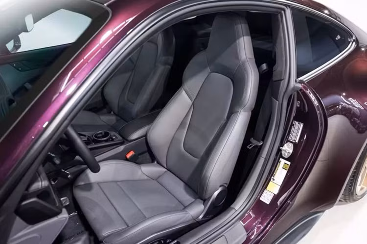 Các option đáng chú ý bao gồm phanh gốm carbon Porsche với kẹp phanh thể thao, mâm xe sơn màu vàng đồng, hệ thống nâng trục trước, nội thất trang trí sợi carbon, đèn pha LED Matrix màu đen, hệ thống âm thanh Bose cao cấp và ghế ngồi thể thao chỉnh điện 18 hướng.