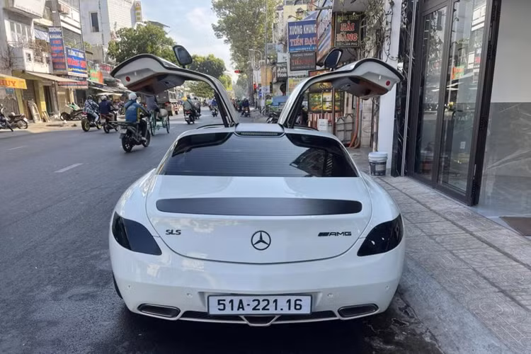 Mercedes-Benz SLS AMG có khả năng tăng tốc từ 0 lên 100 km/h chỉ trong 3,8 giây trước khi đạt tốc độ tối đa 315 km/h.