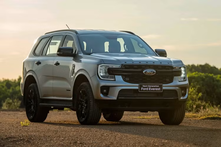 Khả năng off-road của Ford Everest Tremor được nâng cấp nhờ bộ lốp đa địa hình General Grabber AT3 All-Terrain khổ lớn, đi kèm bộ mâm thiết kế thể thao tối màu. Mẫu SUV này được trang bị giảm xóc thích ứng và lò xo mới giúp nâng gầm xe lên cao hơn 26 mm so với các phiên bản khác.