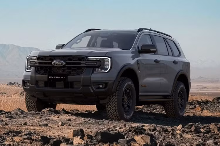  Ford Everest Tremor 2025 mới được áp dụng phong cách thiết kế thể thao, mạnh mẽ tương tự như mẫu bán tải Ranger Tremor mà hãng cũng mới ra mắt trong năm nay.