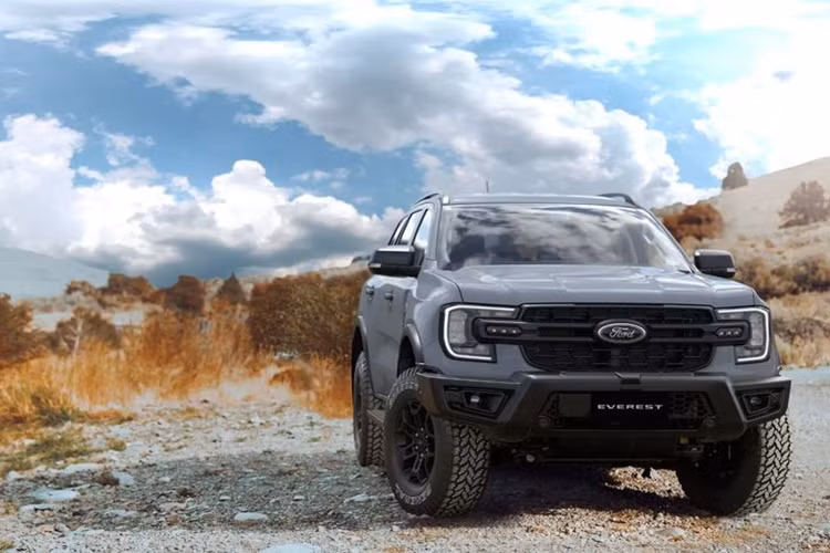 Ford Everest Tremor được trang bị động cơ V6 3.0L diesel tăng áp với công suất 247 mã lực, mô-men xoắn 600 Nm. Đi kèm với đó là hộp số tự động 10 cấp và hệ dẫn động 4 bánh. Mức giá xe Ford Everest Tremor niêm yết khoảng 76.950 AUD (tương đương 1,29 tỷ đồng).