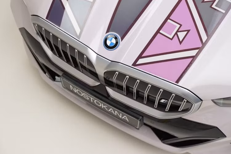 Trái với suy nghĩ của nhiều người, công nghệ E Ink của BMW không tiêu tốn quá nhiều năng lượng. Theo giải thích của chuyên gia BMW, điện năng chỉ được sử dụng khi cần thay đổi màu sắc, còn khi màu sắc đã được thiết lập sẽ không cần tiêu hao thêm điện. Quá trình thay đổi màu sắc của cả chiếc xe chỉ tiêu thụ khoảng 20W, tương đương với một bóng đèn hoặc một dải đèn LED trang trí.