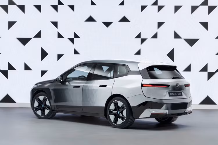 Tiến sĩ Stella Clarke, đại diện của BMW, chia sẻ: “Tầm nhìn của chúng tôi với E Ink là mang công nghệ này đến với khách hàng đại chúng. Ước mơ của chúng tôi là loại bỏ buồng sơn truyền thống, thay vào đó, mỗi chiếc xe xuất xưởng sẽ được trang bị E Ink để khách hàng có thể tự do thay đổi màu sắc ngoại thất theo ý muốn.”