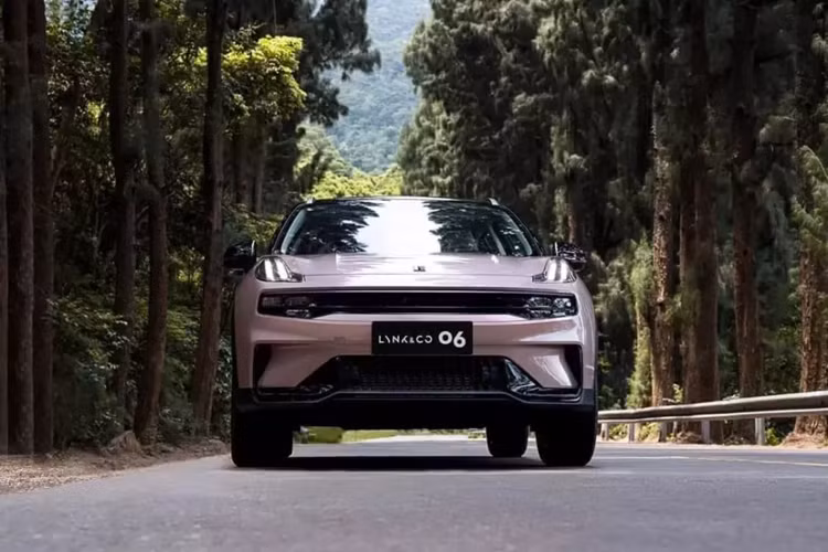 Mới đây, đơn vị truyền thông của hãng xe Lynk &amp; Co tại Việt Nam đã chốt lịch ra mắt chính thức mẫu xe 06, 1 chiếc xe thuộc phân khúc SUV cỡ B, tại thị trường nước ta. Cụ thể, vào ngày 26/6/2024, sản phẩm thứ 4 là Lynk &amp; Co 06 2024 mới sẽ được trình làng.