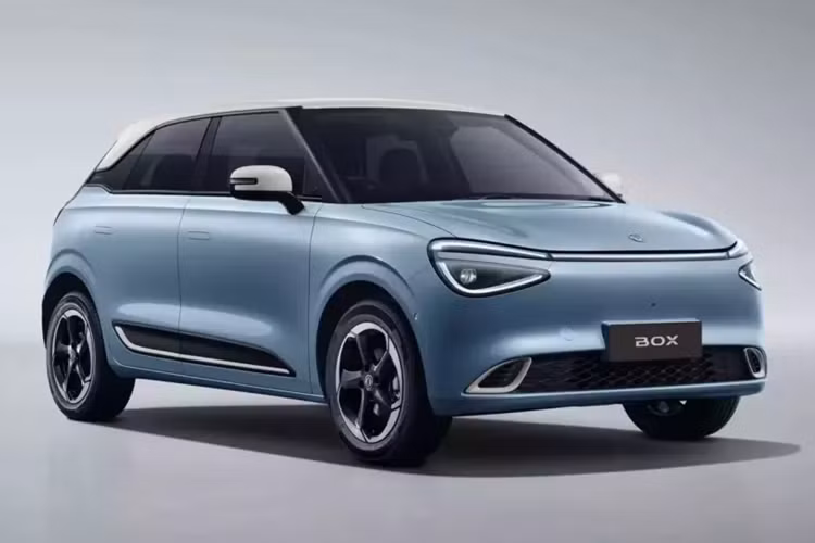 Đất nước châu Âu mà Dongfeng vừa mới ra mắt mẫu xe điện của mình là Thụy Sĩ, và chiếc xe điện cỡ nhỏ Nammi Box của hãng Dongfeng có giá bán từ 21.990 CHF (tương đương 598 triệu đồng), trong khi ở quê nhà, chỉ có giá từ 259 triệu đồng đến 356 triệu đồng.