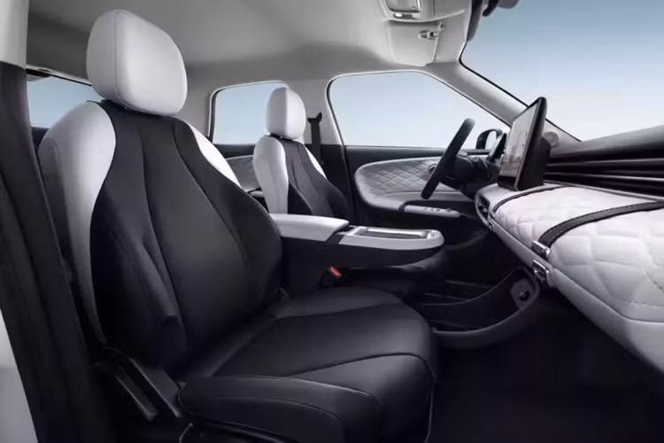 Giống như hầu hết các xe mới hiện nay, một màn hình thông tin giải trí lớn được đặt ở giữa bảng điều khiển, trong khi bên dưới là một cặp cửa gió điều hòa bằng kim loại bóng bẩy