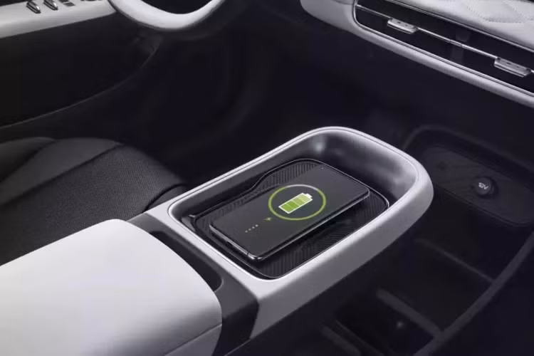 Xe có tay nắm cửa nằm ngang với thân xe và mở ra khi cần, cửa sổ không khung và có thể được đặt hàng với mui xe màu trắng tương phản. Nội thất có vô lăng bọc da hai tông màu và một màn hình nhỏ hiển thị các chi tiết quan trọng của xe.