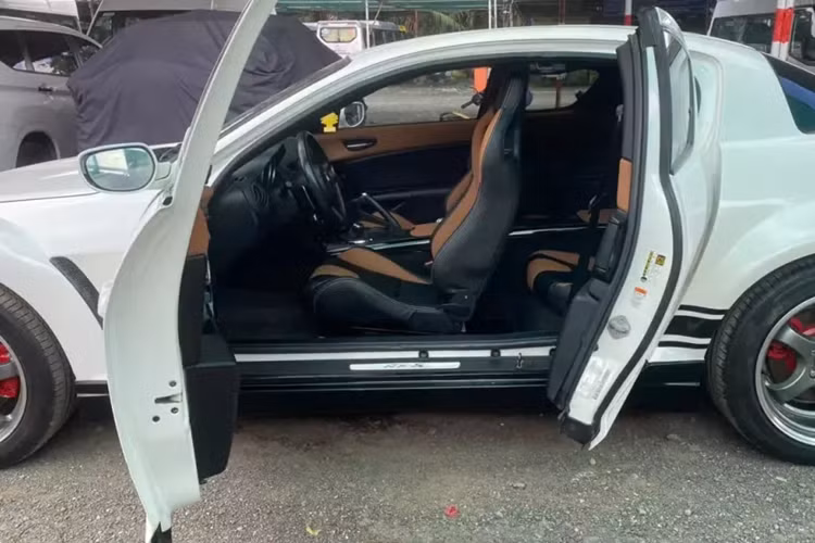 Số lượng xe Mazda RX-8 tại Việt Nam không nhiều, và nếu nó còn là bản số sàn thì cực ít, trước đó, đã có 1 chiếc xe Mazda RX-8 lộ diện với gói độ body kit thân rộng, giá bán gần 1,4 tỷ đồng, đã nhanh chóng được ông Đặng Lê Nguyên Vũ mua lại.