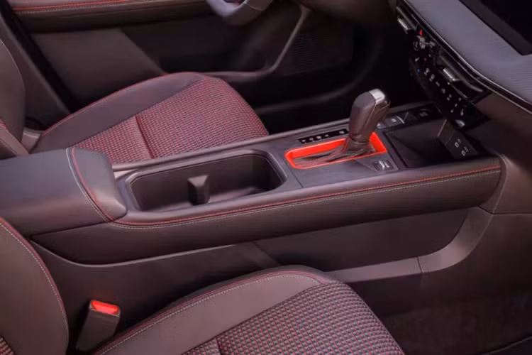 Khi mua mẫu SUV cỡ B này, khách hàng Mỹ có thể chi thêm tiền cho 2 gói trang bị Premium tùy chọn. Gói này sẽ bổ sung những tính năng như cửa sổ trời toàn cảnh Panorama và hệ thống âm thanh Bose 10 loa, bao gồm cả loa tích hợp vào tựa đầu ghế, cho xe.